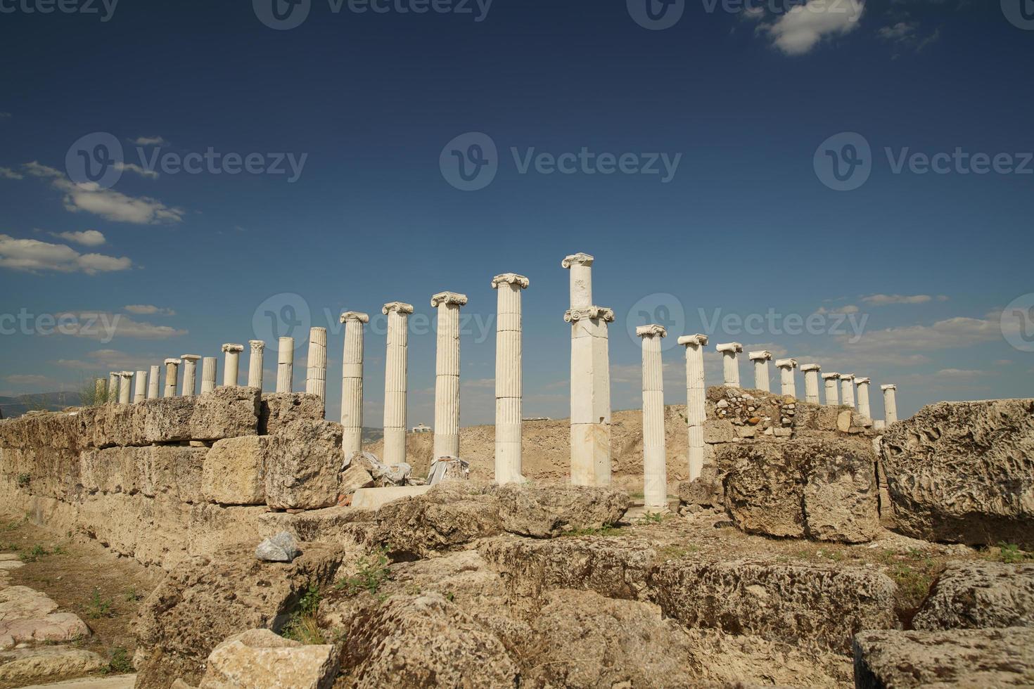 säulen in laodicea auf der antiken stadt lycus in denizli, turkiye foto