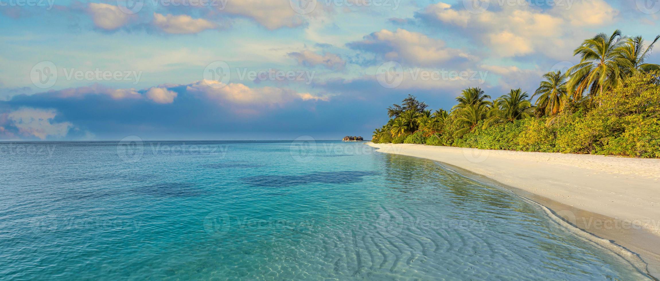 Sommerreisehintergrund. exotische tropische strandinsel, paradiesische küste. Palmen, weißer Sand, erstaunlicher Himmel, Ozean, Lagune. fantastisch schönes Naturpanorama, sonniger Tag idyllischer inspirierender Urlaub foto