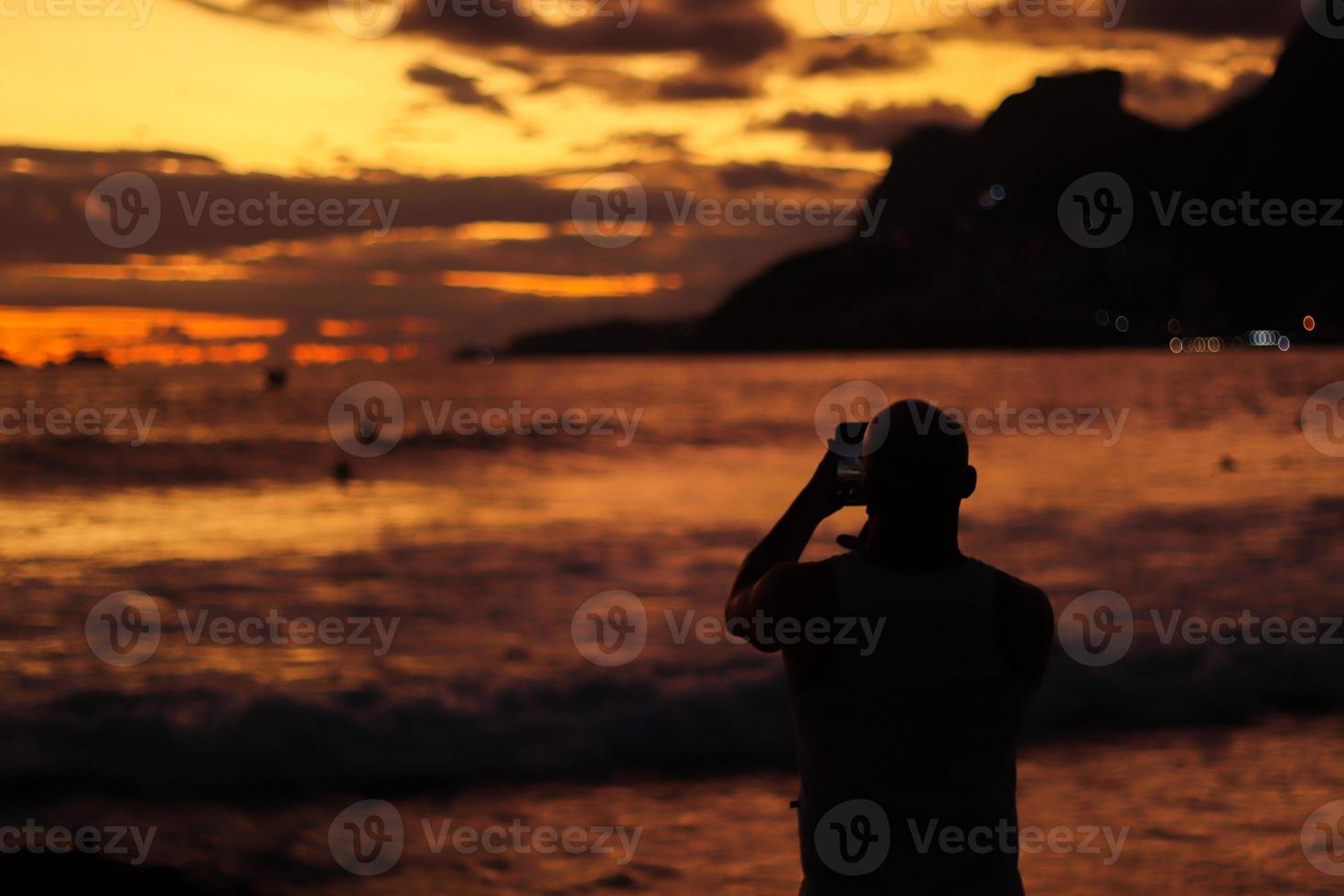 rio de janeiro, rj, brasilien, 2022 - menschen in der silhouette beobachten den sonnenuntergang am arpoador rock, ipanema beach foto