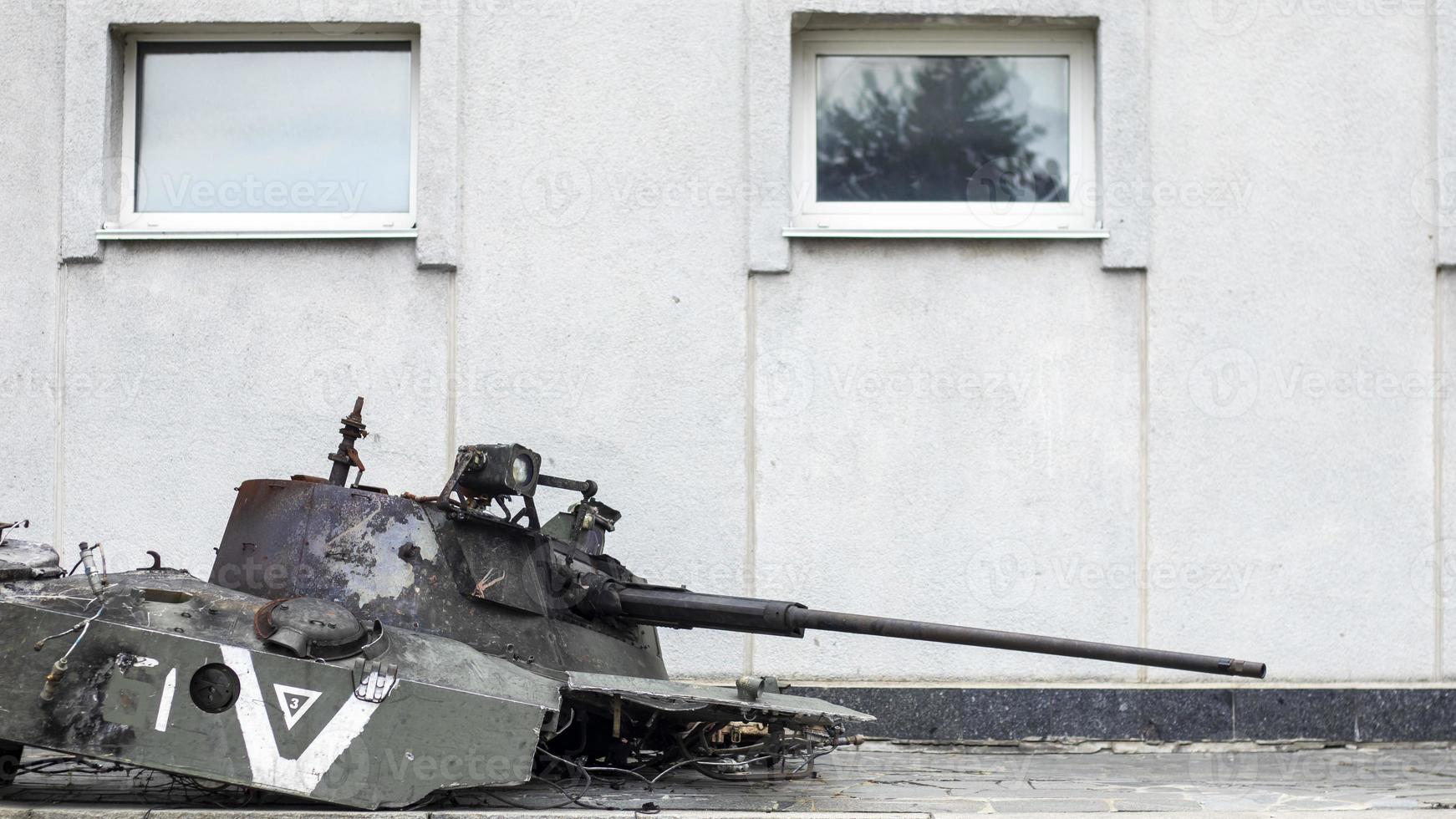 Krieg in der Ukraine. zerstörter panzer mit abgerissenem turm mit av darauf. kaputte und verbrannte russische Panzer. Bezeichnungsschild oder Symbol in weißer Farbe auf dem Tank. zerstörte militärische Ausrüstung. foto