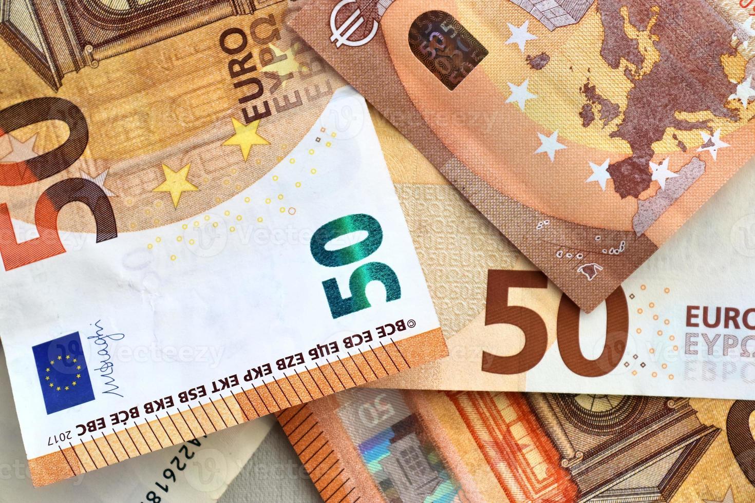 Nahaufnahme zahlreicher übereinander liegender Euro-Banknoten. foto