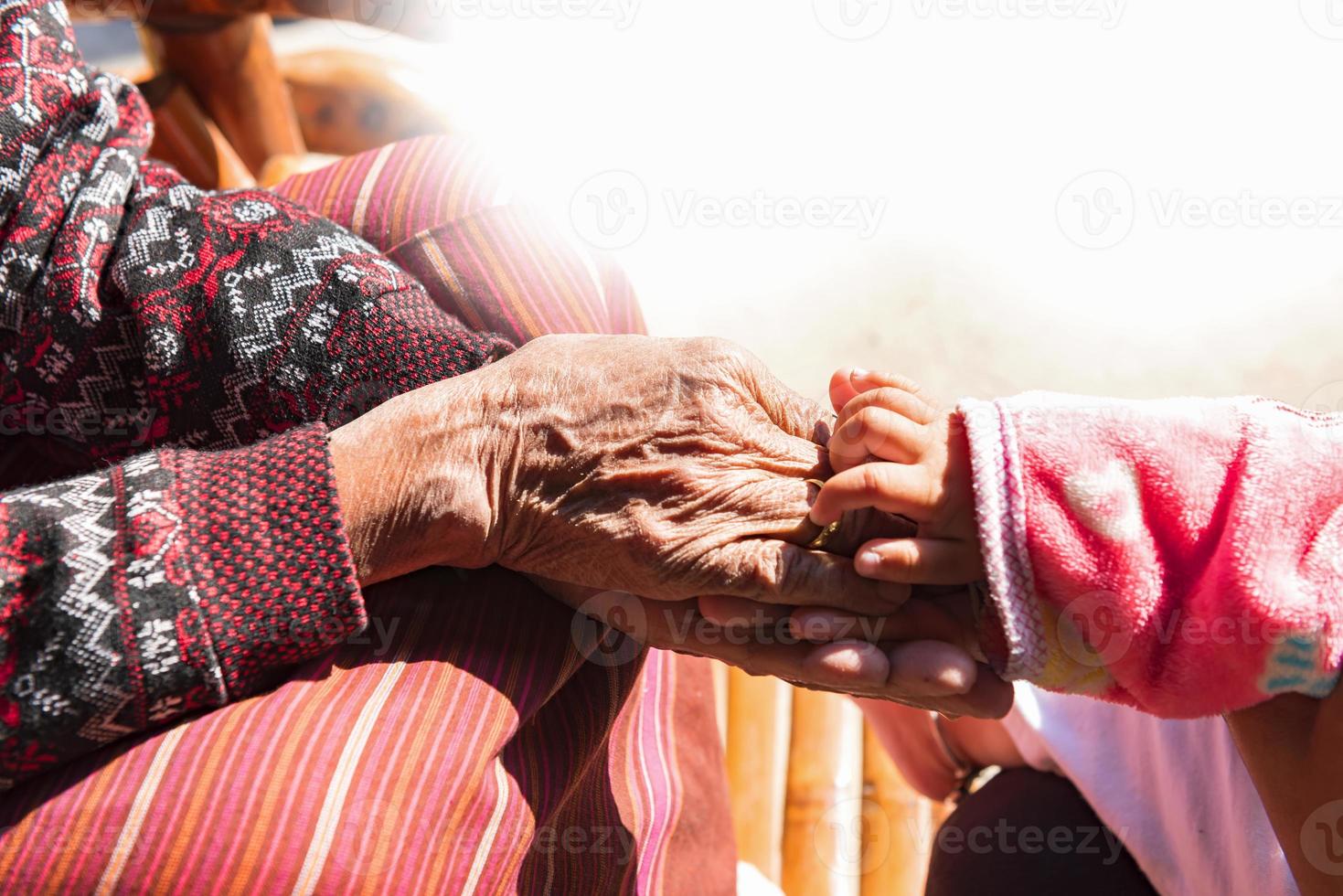 Eine erwachsene Tochter tröstete sie in einem schwierigen Leben. geben Sie Unterstützung, teilen Sie den Scheidungsschmerz, zeigen Sie Empathie und Fürsorge. foto