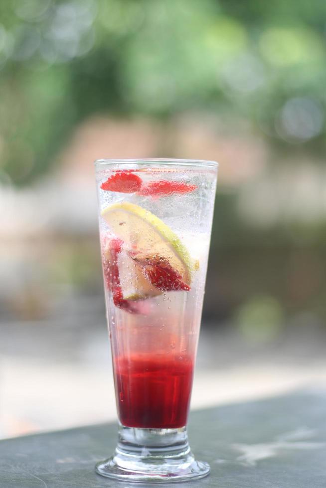 Erdbeer-Mojito-Drink und etwas frische Zitrone foto