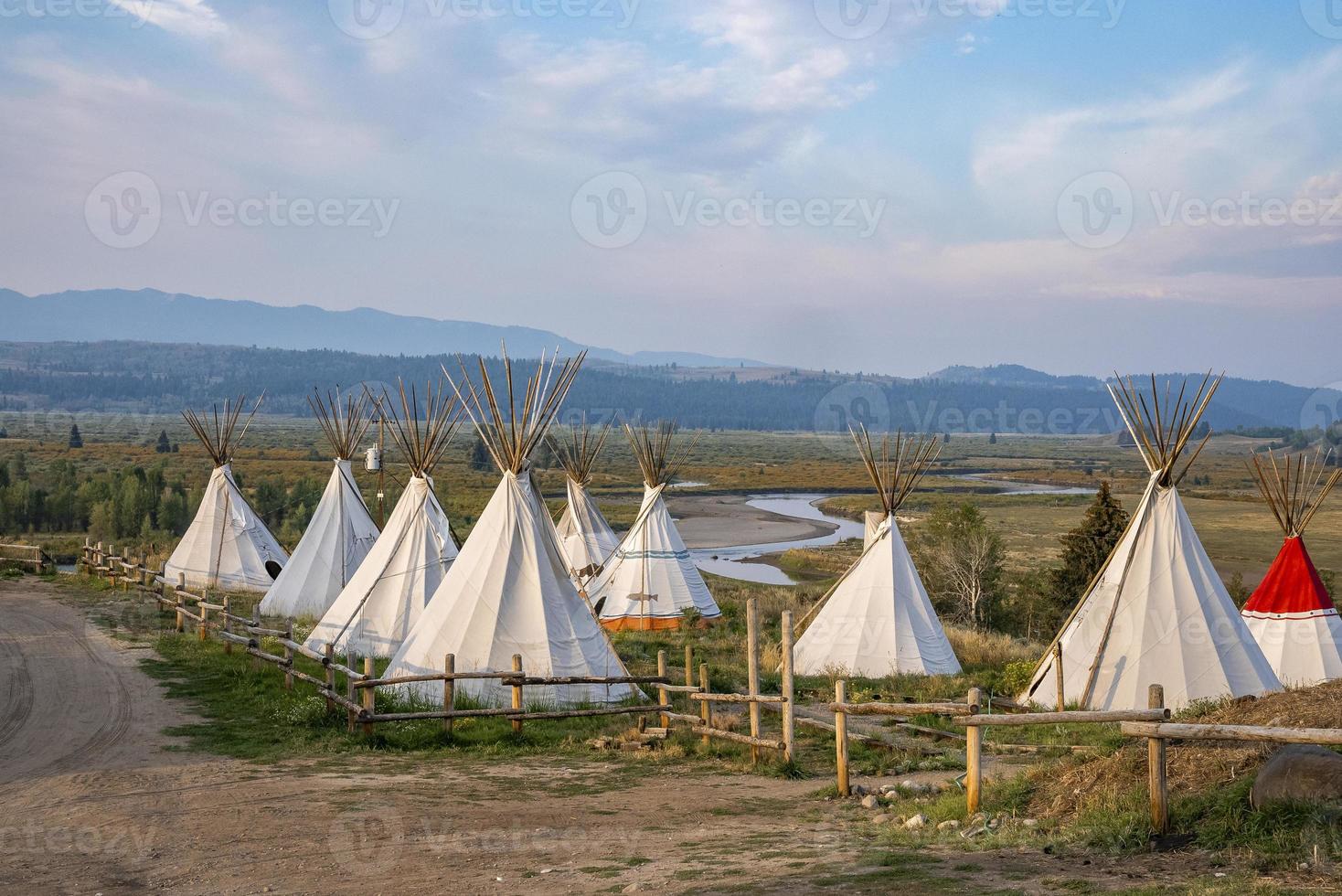 Malerischer Blick auf Tipis auf dem Feld mit Himmel im Hintergrund im Yellowstone Park foto