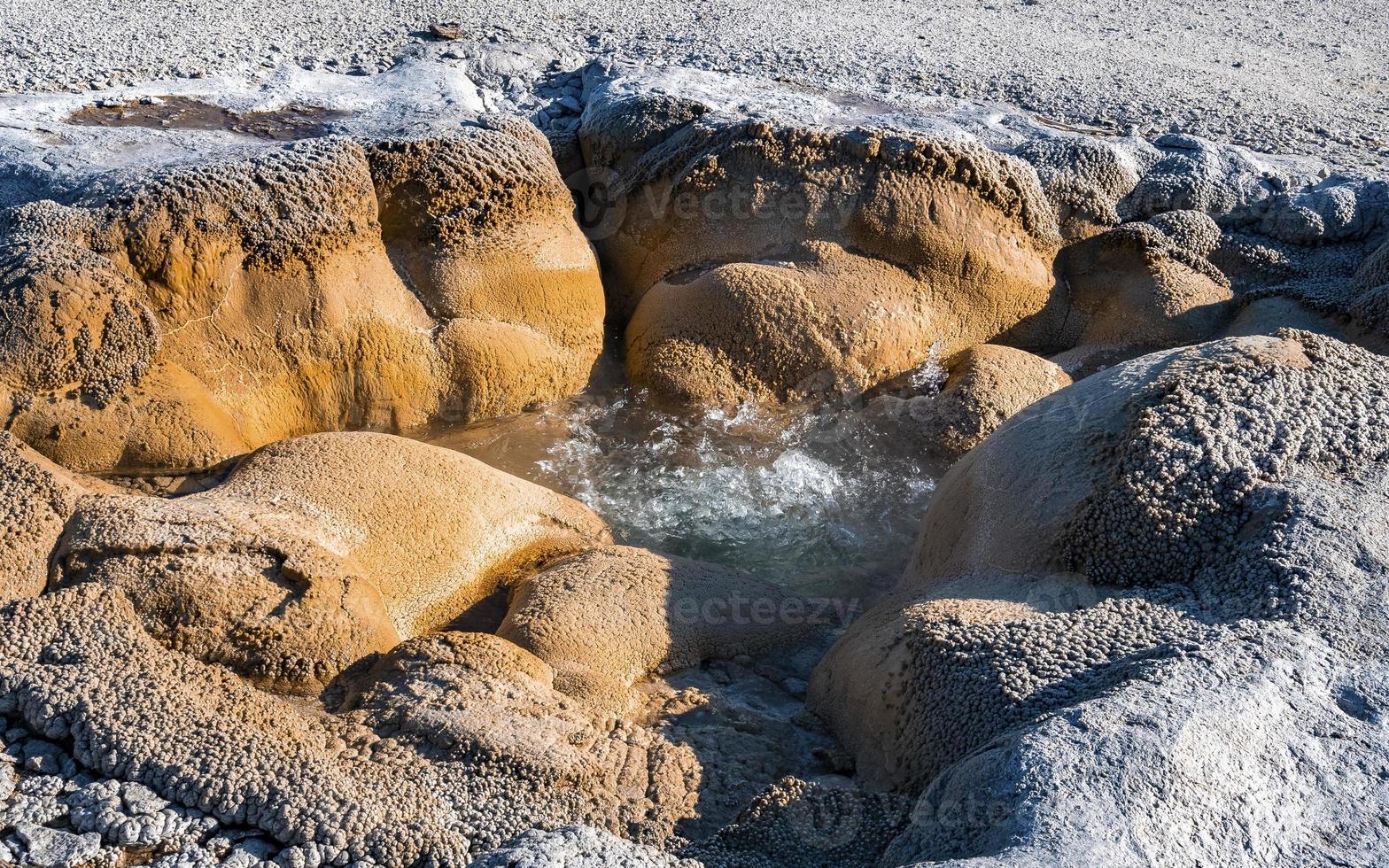 Nahaufnahme von kochendem Wasser in der Muschelquelle im Yellowstone Park während eines sonnigen Tages foto