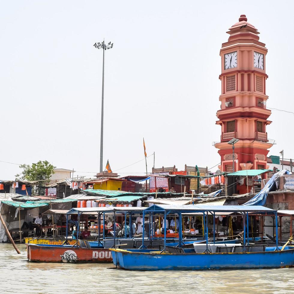 garh mukteshwar, uttar pradesh, indien - 11. juni 2022 - menschen nehmen anlässlich von nirjala ekadashi ein heiliges bad, einen blick auf garh ganga brij ghat, der ein sehr berühmter religiöser ort für hindus ist foto