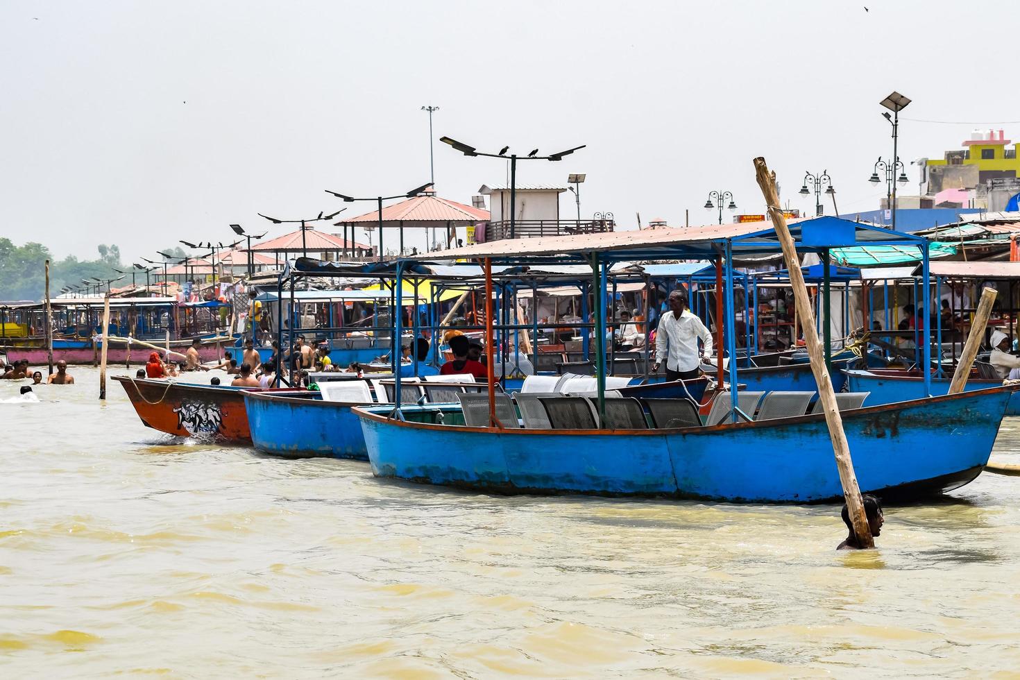 garh mukteshwar, uttar pradesh, indien - 11. juni 2022 - menschen nehmen anlässlich von nirjala ekadashi ein heiliges bad, einen blick auf garh ganga brij ghat, der ein sehr berühmter religiöser ort für hindus ist foto