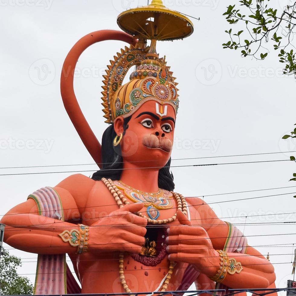 große statue von lord hanuman in der nähe der metro-brücke von delhi in der nähe von karol bagh, delhi, indien, lord hanuman große statue, die den himmel berührt foto