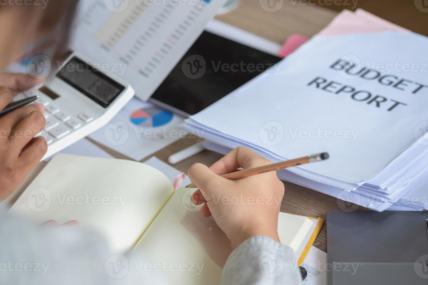 Marketing, Finanzen, Buchhaltung, Planung, Team von Business Use-Rechnern und Diagrammanalysen, um Marketingstrategien zu planen und rentable Investitionen für das Unternehmen zu tätigen. foto