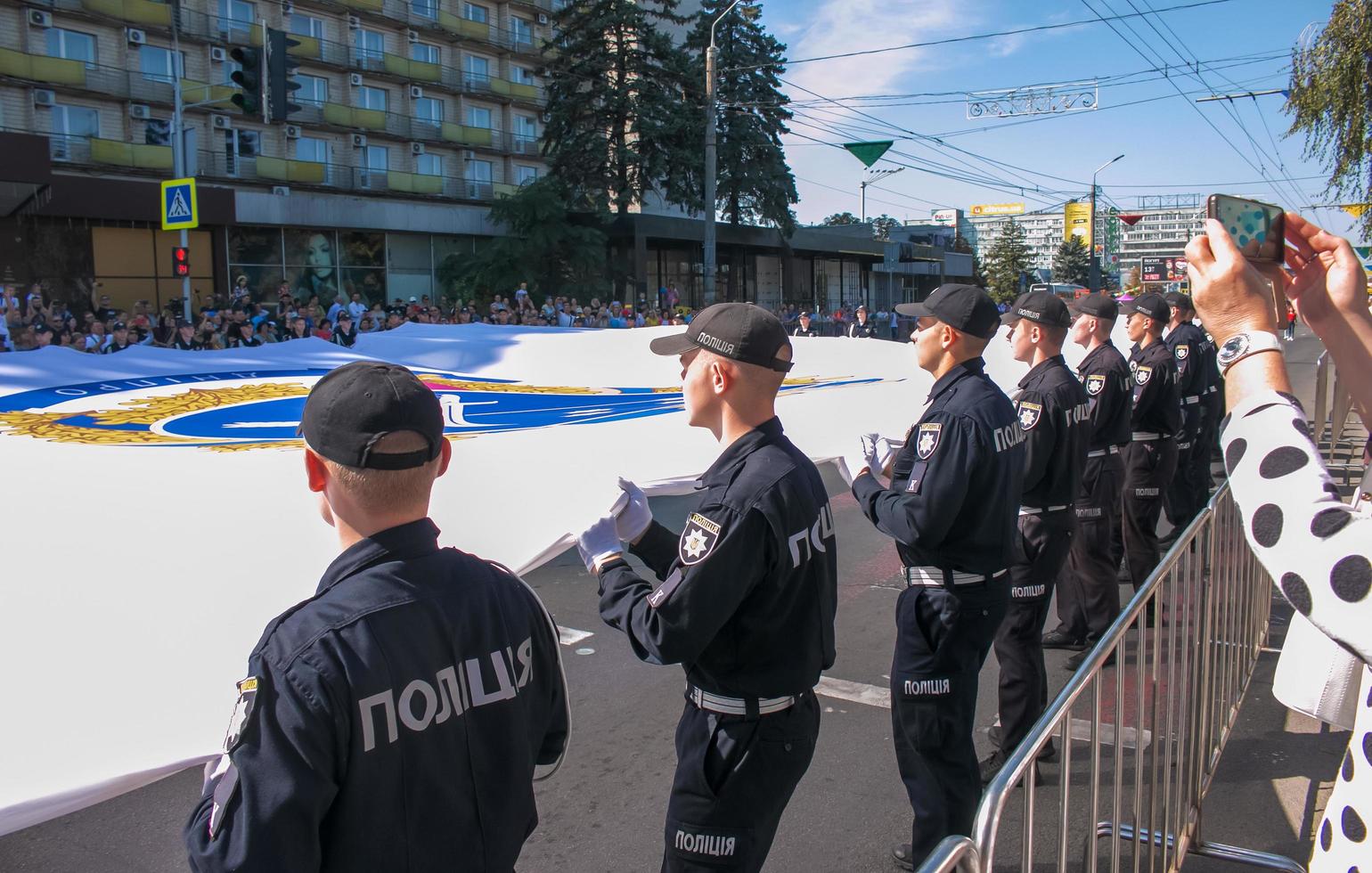 Dnipro, ukraine - 09.11.2021 Bürger feiern Stadttag. Polizisten tragen eine festliche Fahne. foto