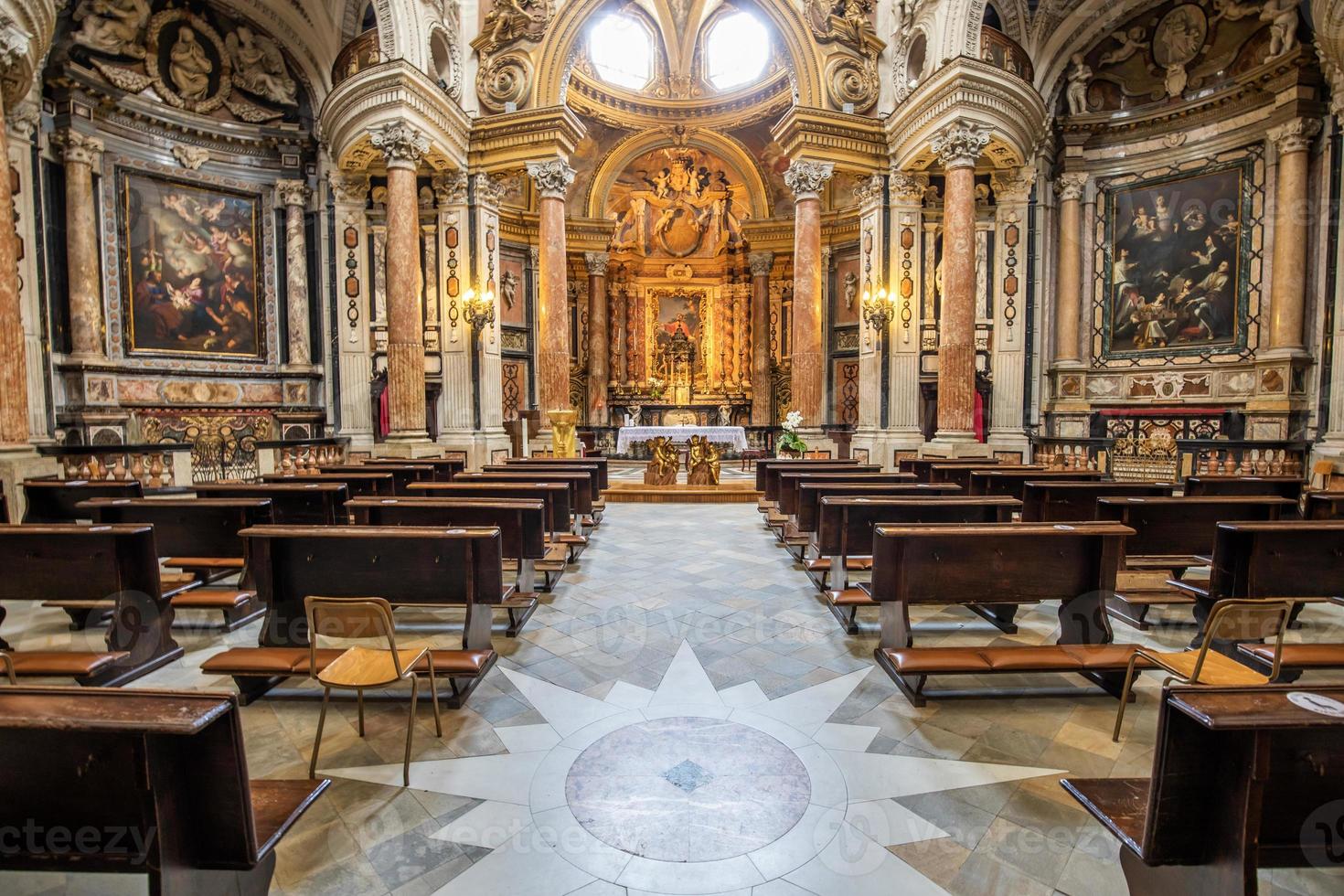 antikes barockes interieur mit vintage-dekoration. königliche kirche von san lorenzo in turin, italien foto