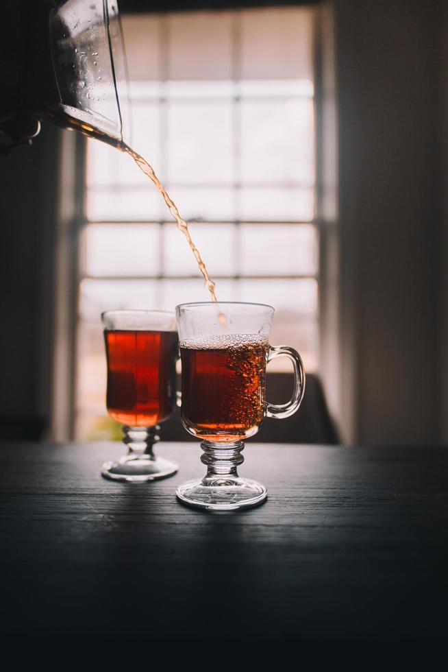 Tee in eine Teetasse gießen foto