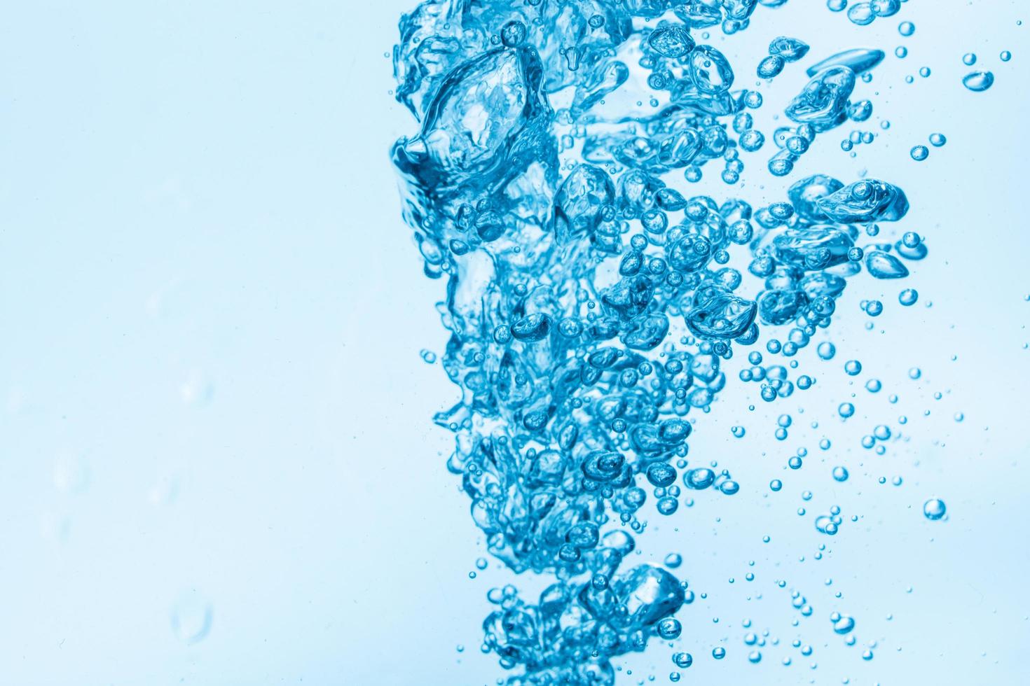 Blasen im blauen Wasserhintergrund foto