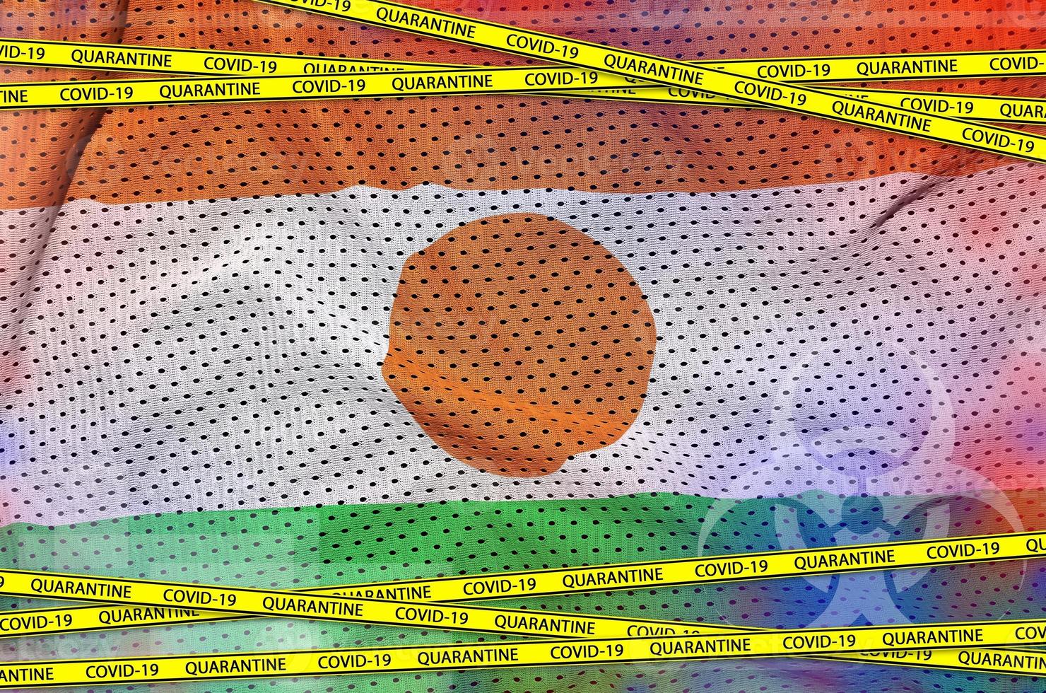 Niger-Flagge und Covid-19-Quarantäne-Gelbband. Coronavirus- oder 2019-ncov-Viruskonzept foto