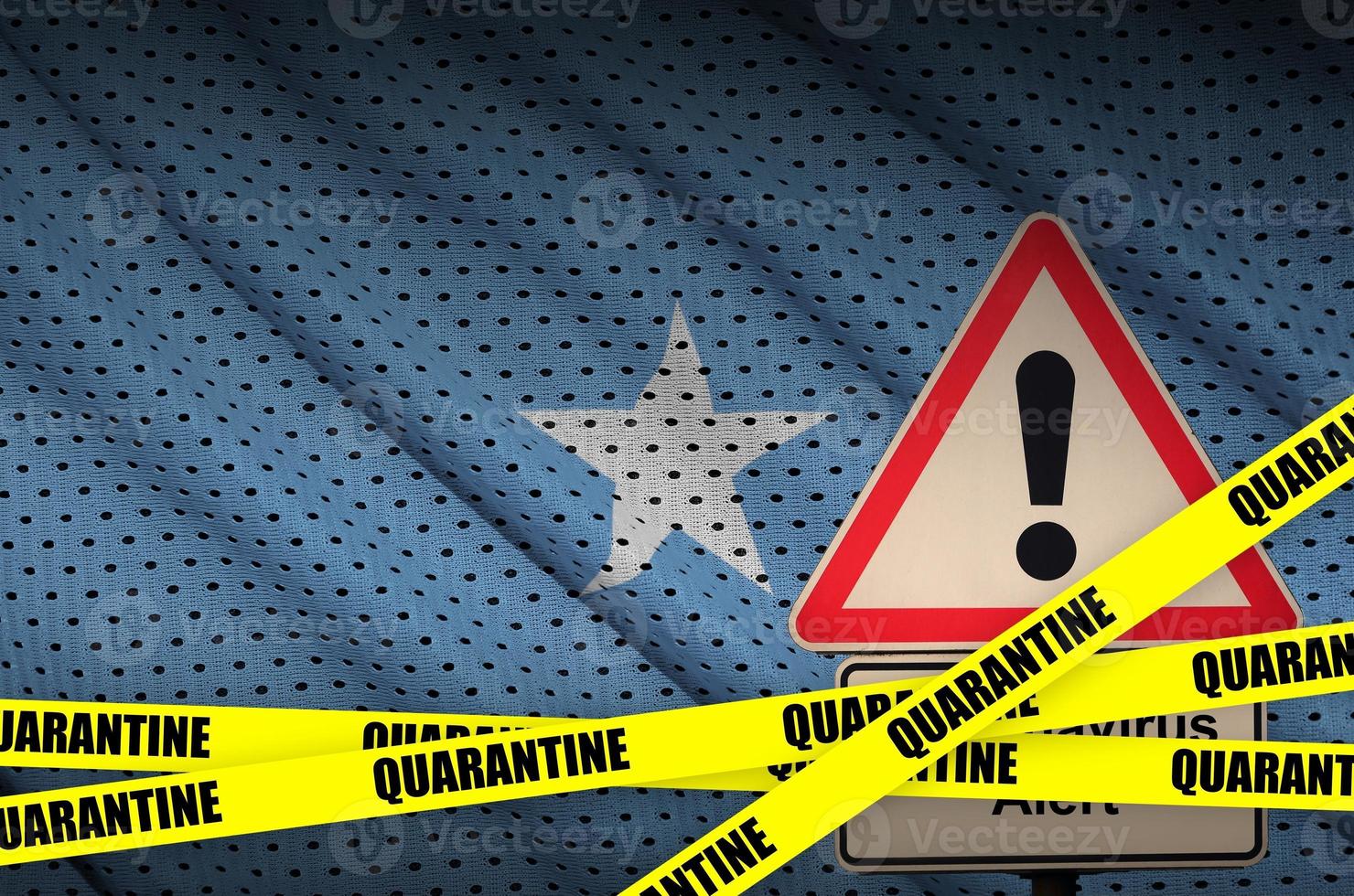 somalia-flagge und covid-19-quarantäne-gelbband. Coronavirus oder 2019-ncov-Virus foto