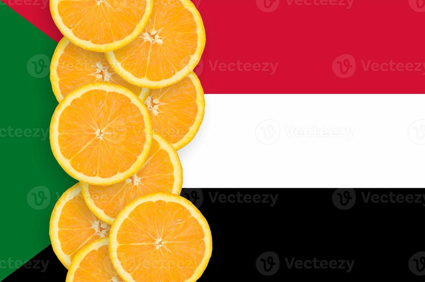 sudan-flagge und zitrusfruchtscheiben vertikale reihe foto