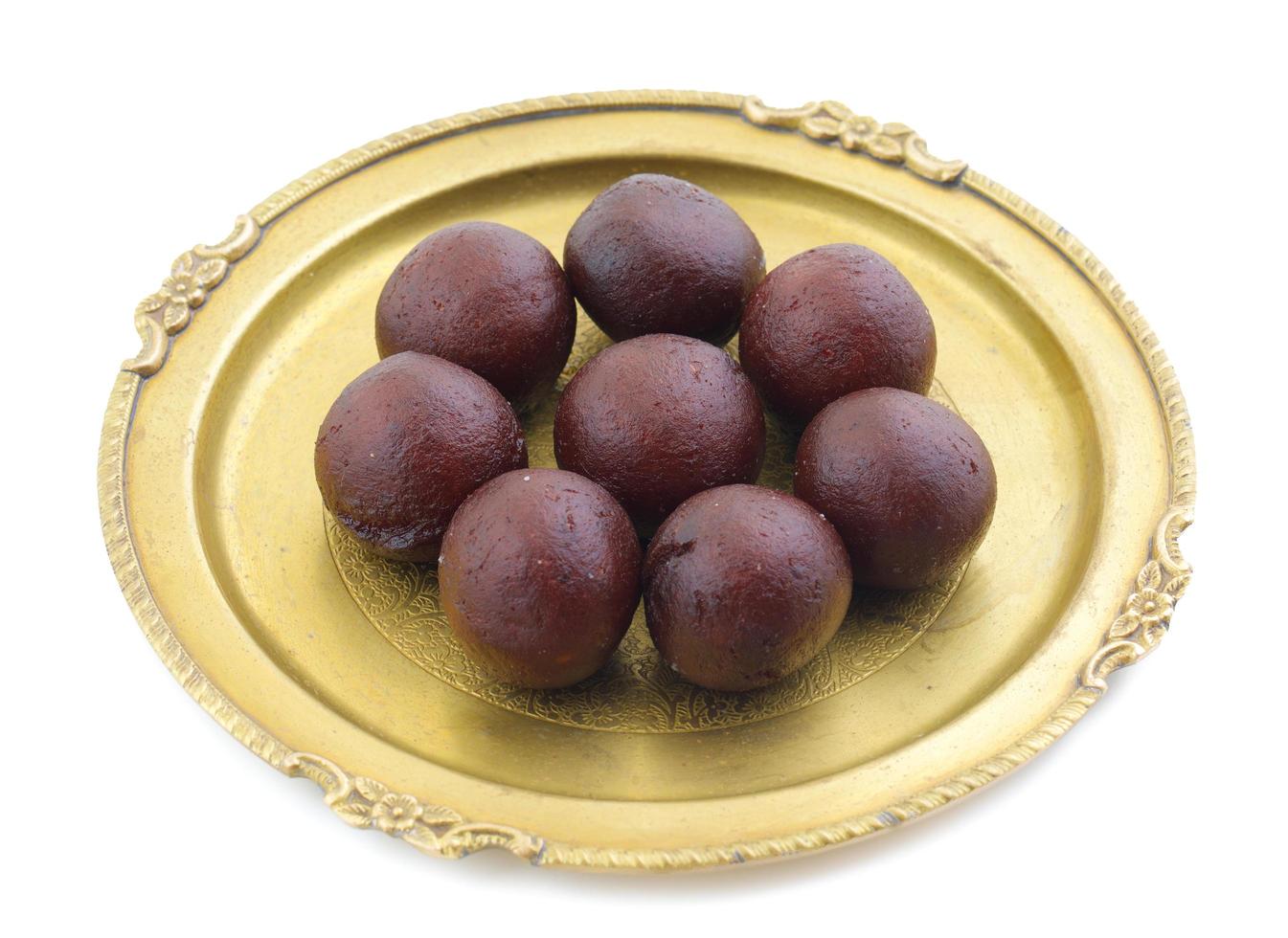 indisches süßes schwarzes gulab jamun essen foto