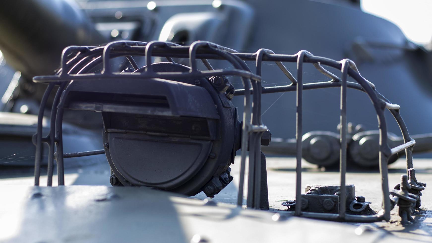 schutzelemente des militärischen leichten amphibienpanzers pt-76. Laterne zur Beleuchtung mit Schutz auf einem sowjetischen Panzer, Objekt 740. Laterne eines Schützenpanzers. Tankbeleuchtung. foto