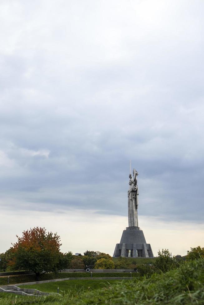 Statue des Mutterlandes gegen den blauen Himmel. die fünftgrößte statue der welt und die höchste in der ukraine. befindet sich auf dem territorium des museums der geschichte der ukraine im zweiten weltkrieg. foto