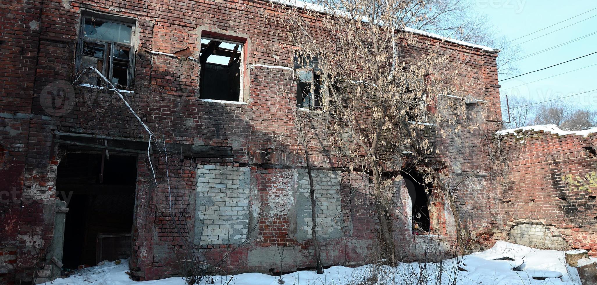 Fragment eines verlassenen zweistöckigen Gebäudes nach Militäroperationen in Donezk foto
