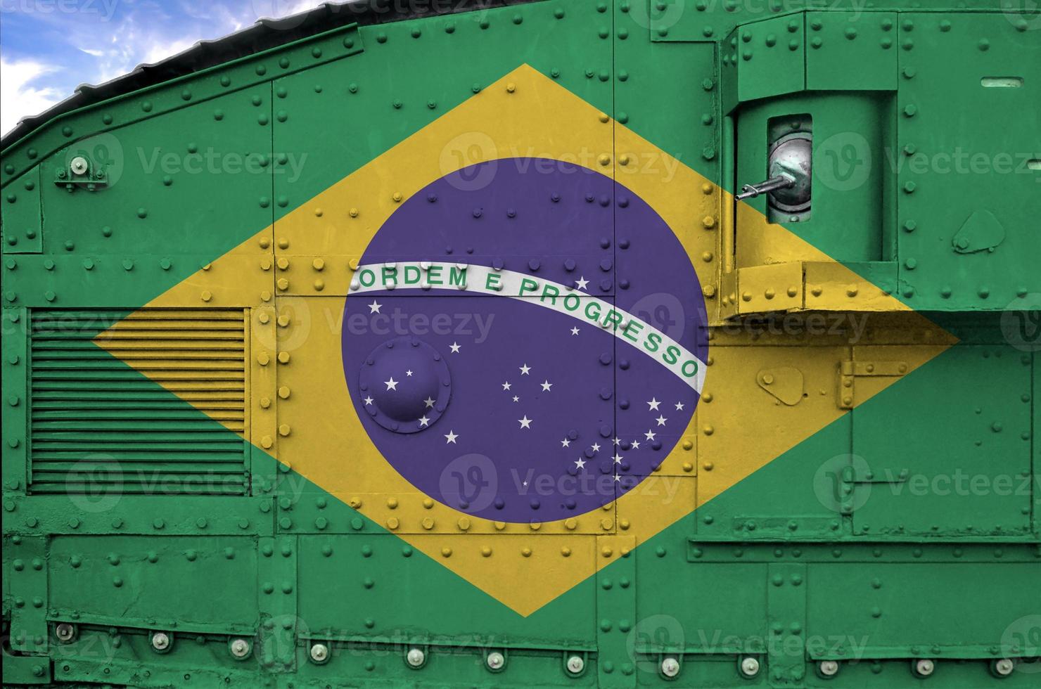 brasilien-flagge auf seitenteil des militärischen gepanzerten panzers in der nähe abgebildet. konzeptioneller hintergrund der armee foto