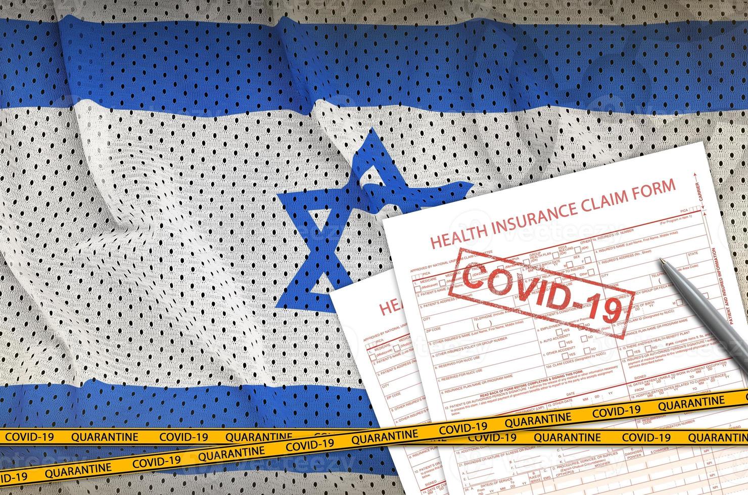 israel-flagge und krankenversicherungsantragsformular mit covid-19-stempel. Coronavirus- oder 2019-ncov-Viruskonzept foto