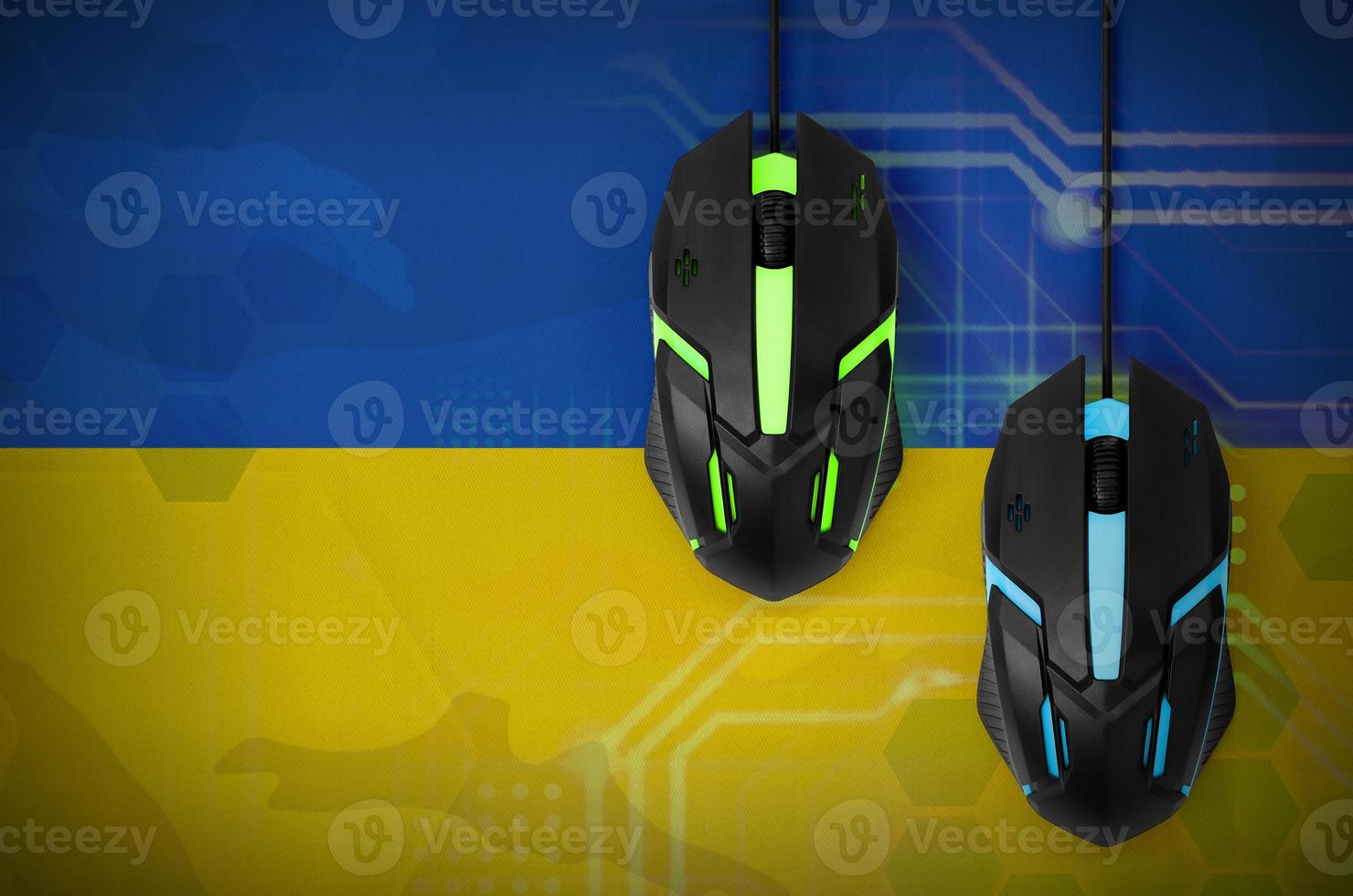Ukraine-Flagge und zwei Mäuse mit Hintergrundbeleuchtung. kooperative Online-Spiele. Cyber-Sport-Team foto