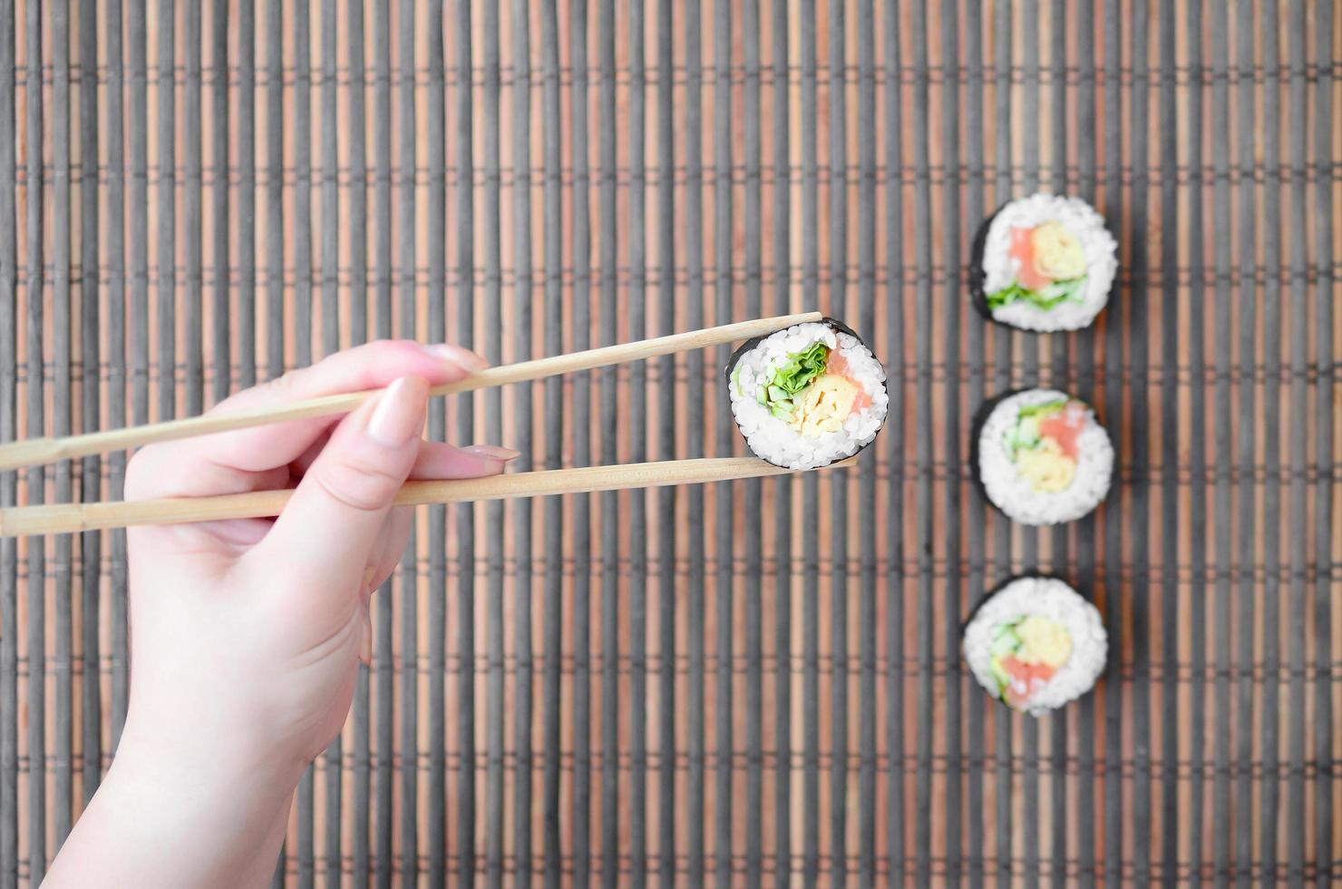 Sushi in weiblicher Hand hautnah foto