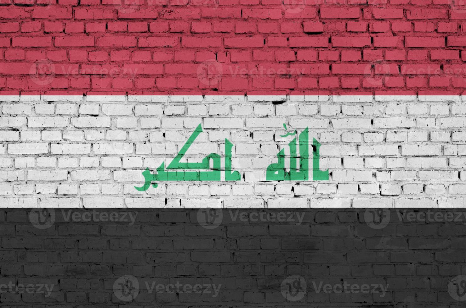 Die Irak-Flagge ist auf eine alte Backsteinmauer gemalt foto