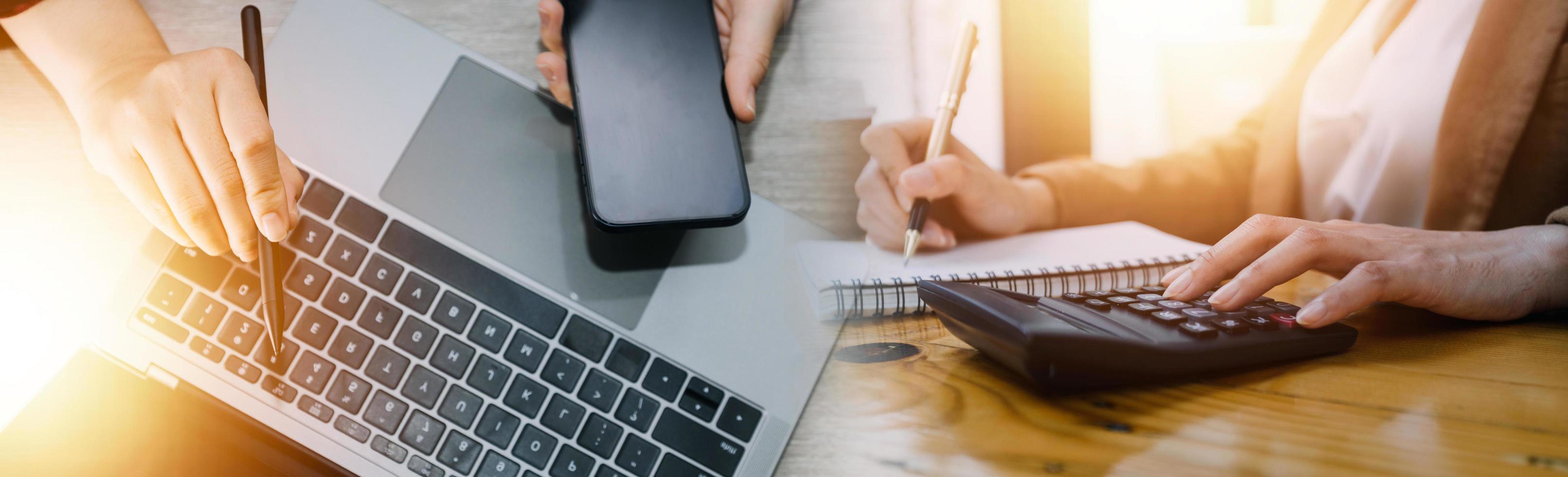 Geschäftsteam anwesend. Foto professioneller Investor, der an einem neuen Startup-Projekt arbeitet. Finanzmeeting.digitales Tablet-Laptop-Computer-Smartphone mit Tastatur-Docking-Bildschirm Vordergrund, Filter