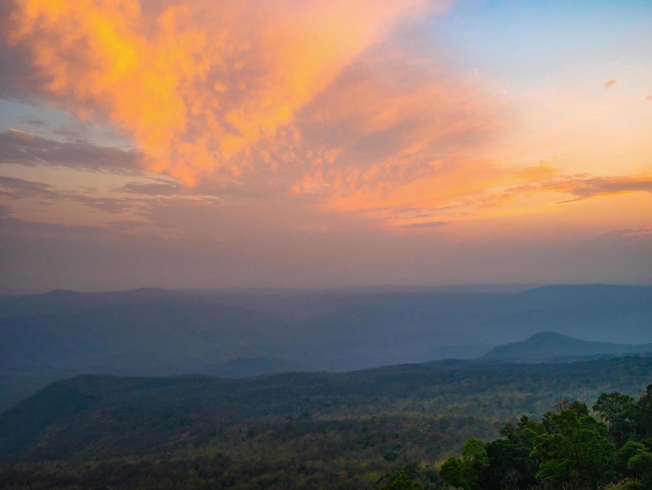 schöner sonnenuntergang an der felsen von yeabmek im phu kradueng mountain national park in der stadt loei thailand. phu kradueng mountain national park das berühmte reiseziel foto