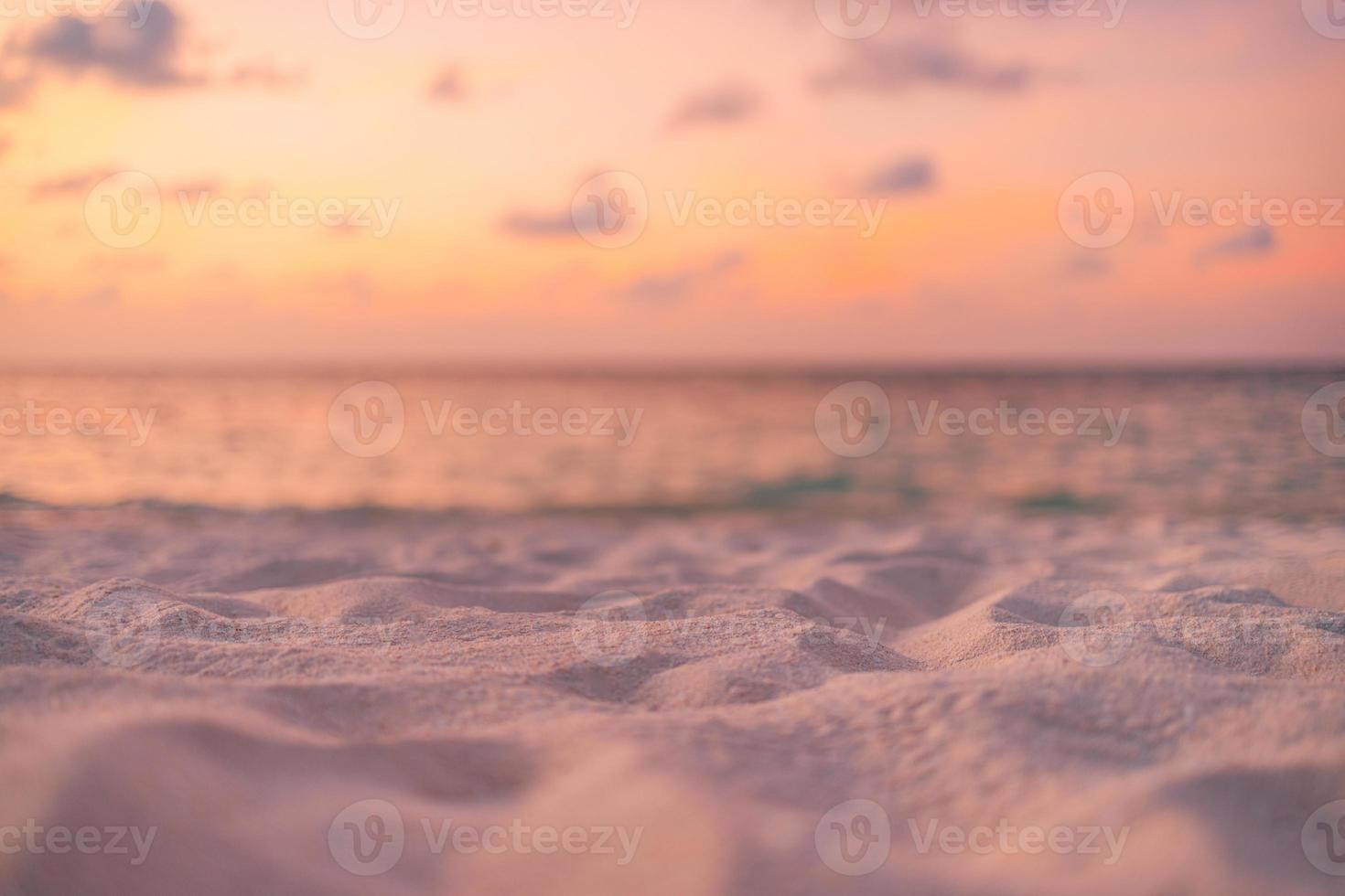entspannender seesandhimmel und sommertag. Sonnenuntergang Strand Hintergrund. urlaubskonzept nahaufnahme sanddünen, verschwommener sonnenuntergang, meerblick und horizont. mittelmeer sonnenaufgang strandufer, idyllische tourismuslandschaft foto