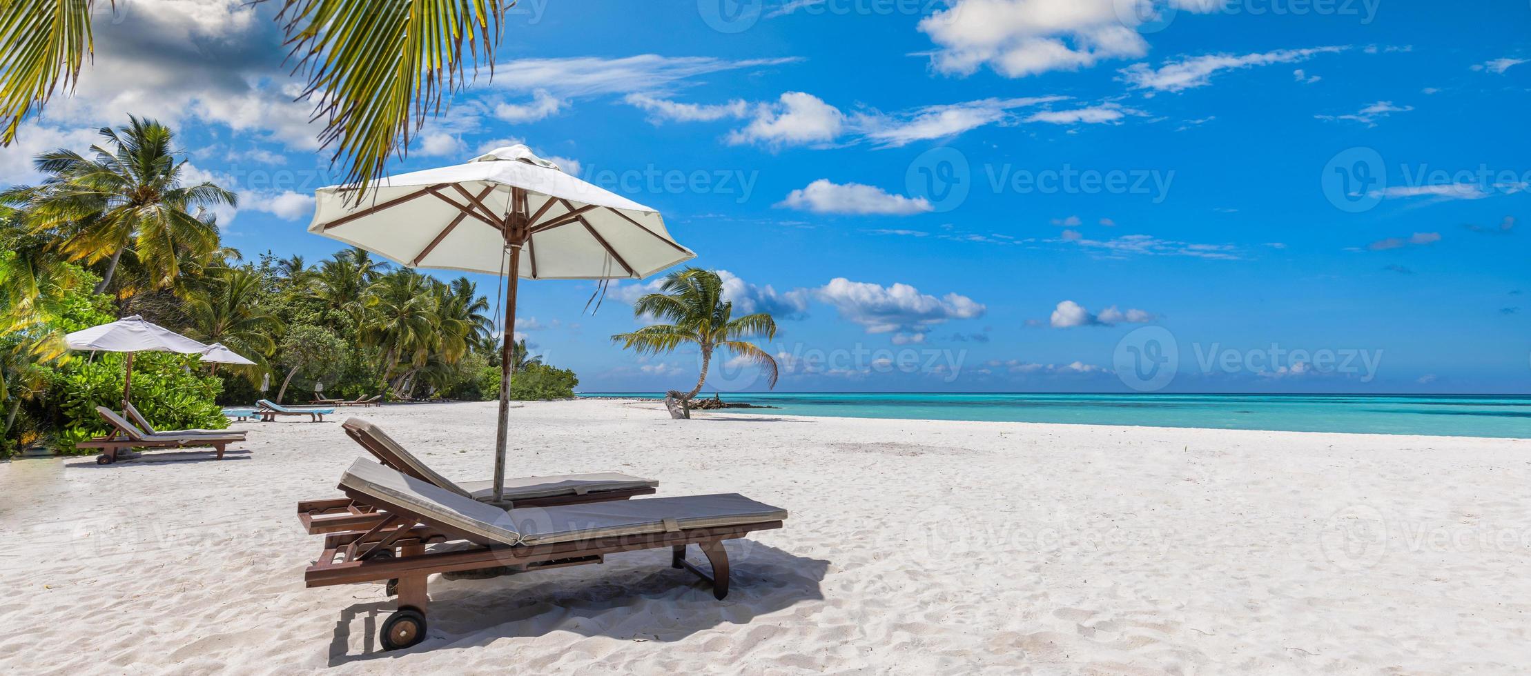 schönes tropisches Strandbanner. zusammen, paar stühle kokospalmen reisen tourismus breites panorama urlaub hintergrund. erstaunliche sonnige strandlandschaft. Luxus-Insel-Resort-Urlaub. ruhiger Seesandhimmel foto