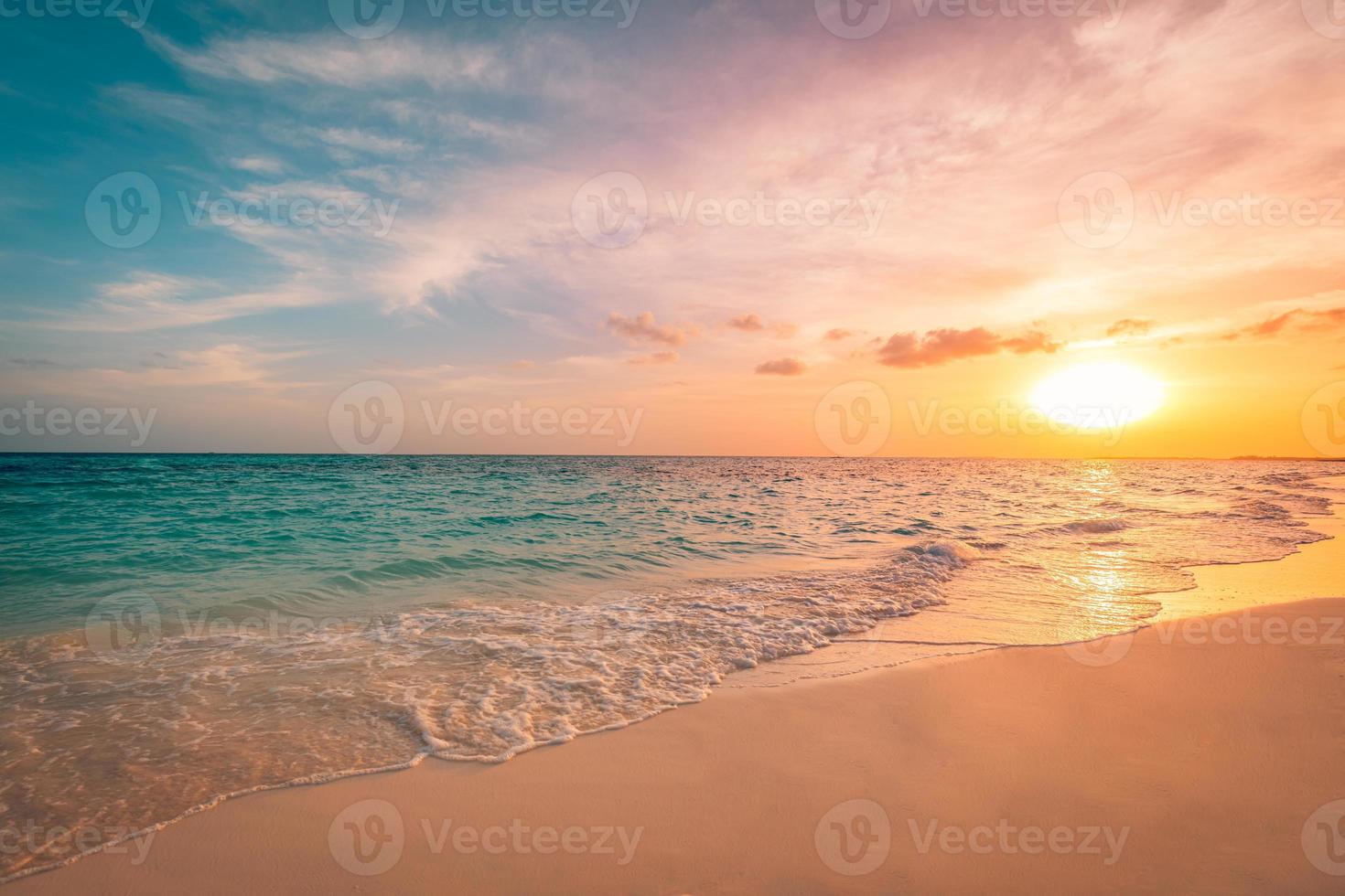 Nahaufnahme Meer Sandstrand. Panorama-Strandlandschaft. Inspirieren Sie den tropischen Meereslandschaftshorizont. orange und goldene sonnenunterganghimmelwolken. ruhig entspannend freiheit strand ufer glücklich romantisch meditation sommer natur foto