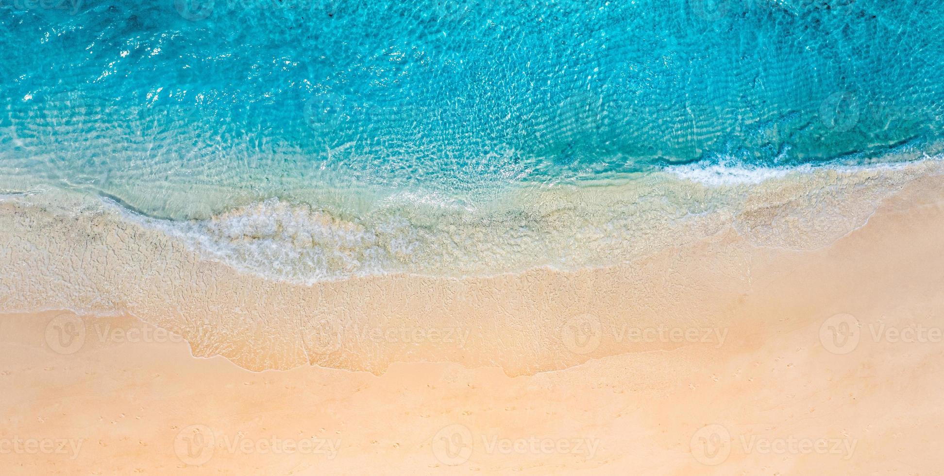 sommerpanorama seelandschaft landschaft wellen, sonniger tag des blauen meerwassers. Draufsicht von der Drohne. Meeresluftbild, erstaunlicher tropischer Naturhintergrund. schöne mittelmeerwellen surfen spritzendes panorama foto