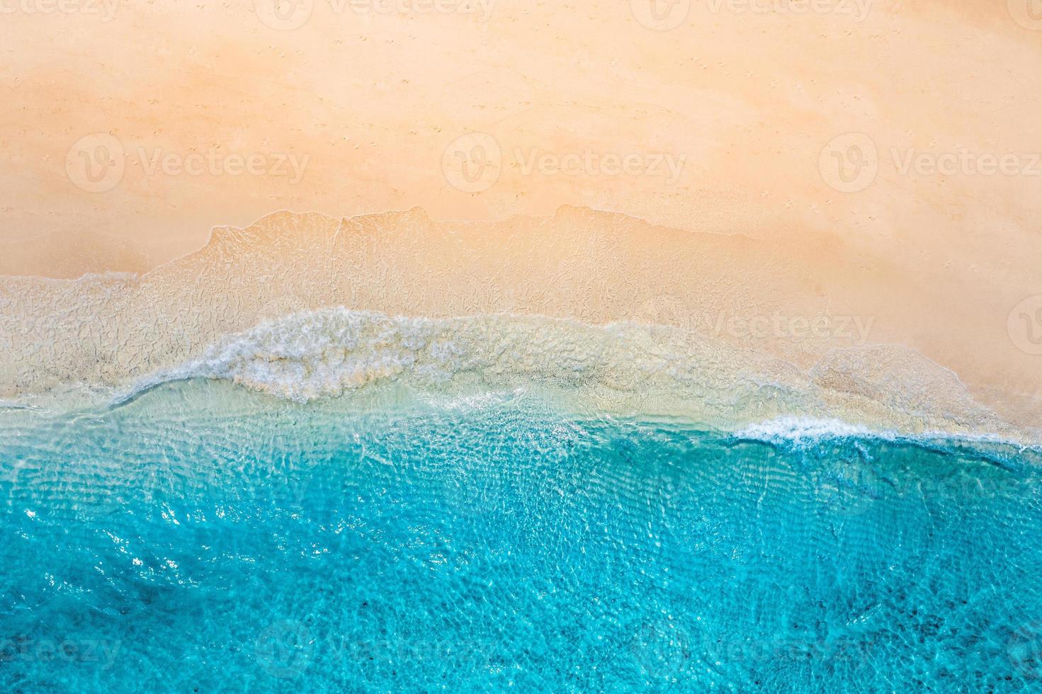 entspannender luftstrand, sommerferien tropische mediterrane landschaftsbanner. wellen surfen erstaunliche blaue ozeanlagune, küstenlinie des meeres. schöne luftdrohnendraufsicht. friedlicher Strand, Brandung am Meer foto