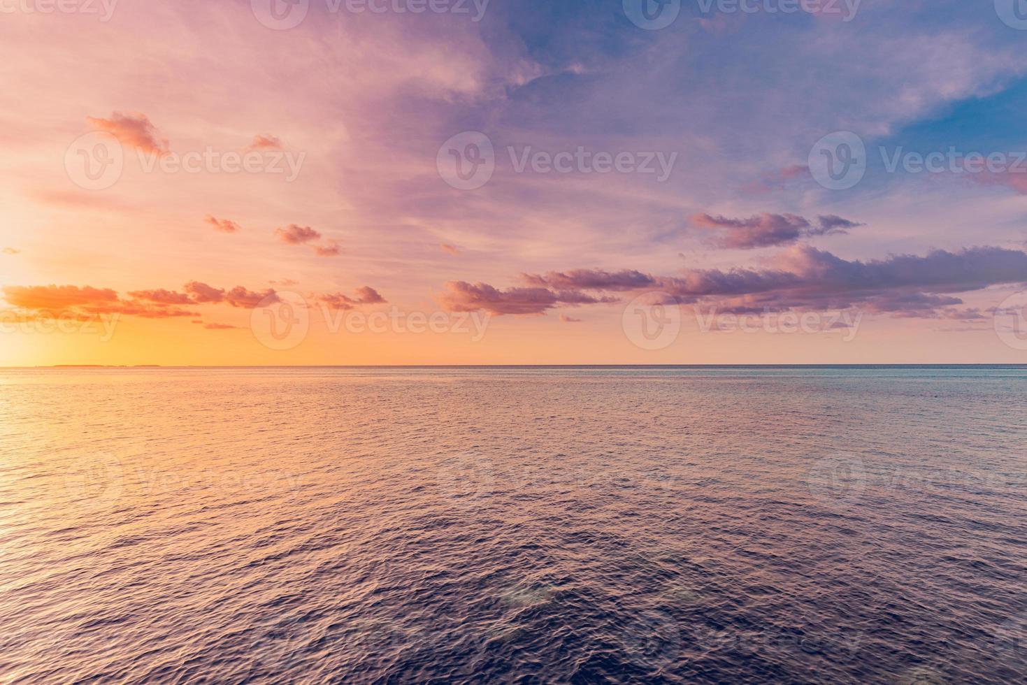 Nahaufnahme Meereswellen Strand. tolle Strandlandschaft. Inspirieren Sie den Horizont der tropischen Strandlandschaft. abstrakt golden sonnenuntergang himmel wolke ruhig entspannend sonnenlicht sommer freiheit. urlaub reisen natur hintergrund foto