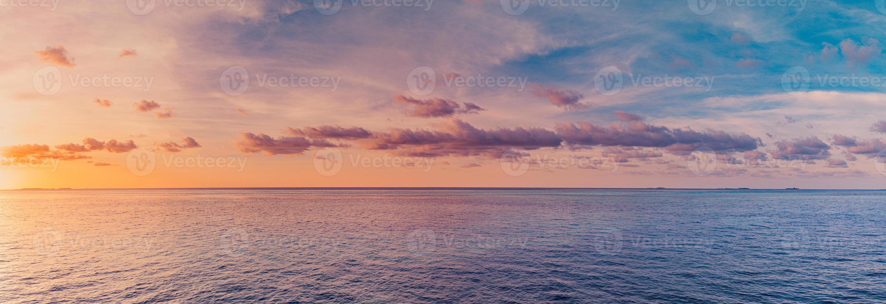 schöne sonnenuntergang strand seelandschaft, sommerferien urlaub vorlage banner. ruhige wellen mit erstaunlicher blauer ozeanlagune, meeresküste, küstenlinie. erstaunliche inspirierende Aussicht. entspannender heller Strand am Meer foto