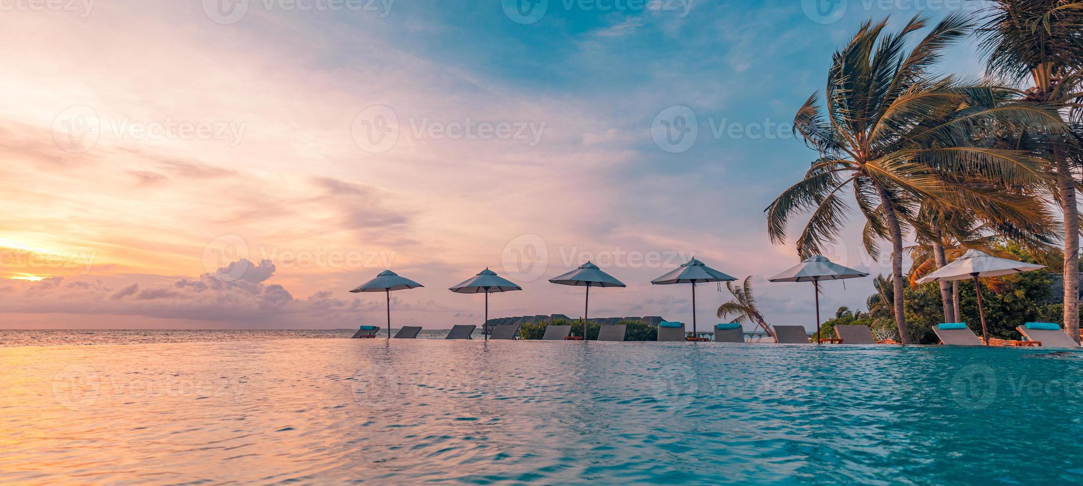 Outdoor-Luxus-Sonnenuntergang über Infinity-Pool Schwimmen Sommer Strandhotel Resort, tropische Landschaft. schöner ruhiger Strandurlaub Urlaub Hintergrund. erstaunliche insel sonnenuntergang strandblick, palmen foto