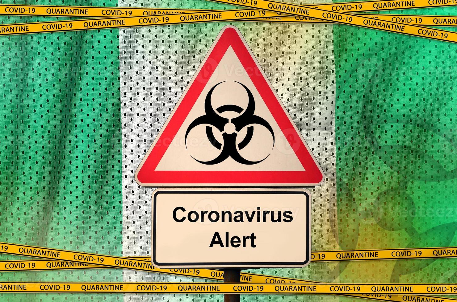 nigeria-flagge und covid-19-biohazard-symbol mit orangefarbenem quarantäneband. Coronavirus- oder 2019-ncov-Viruskonzept foto
