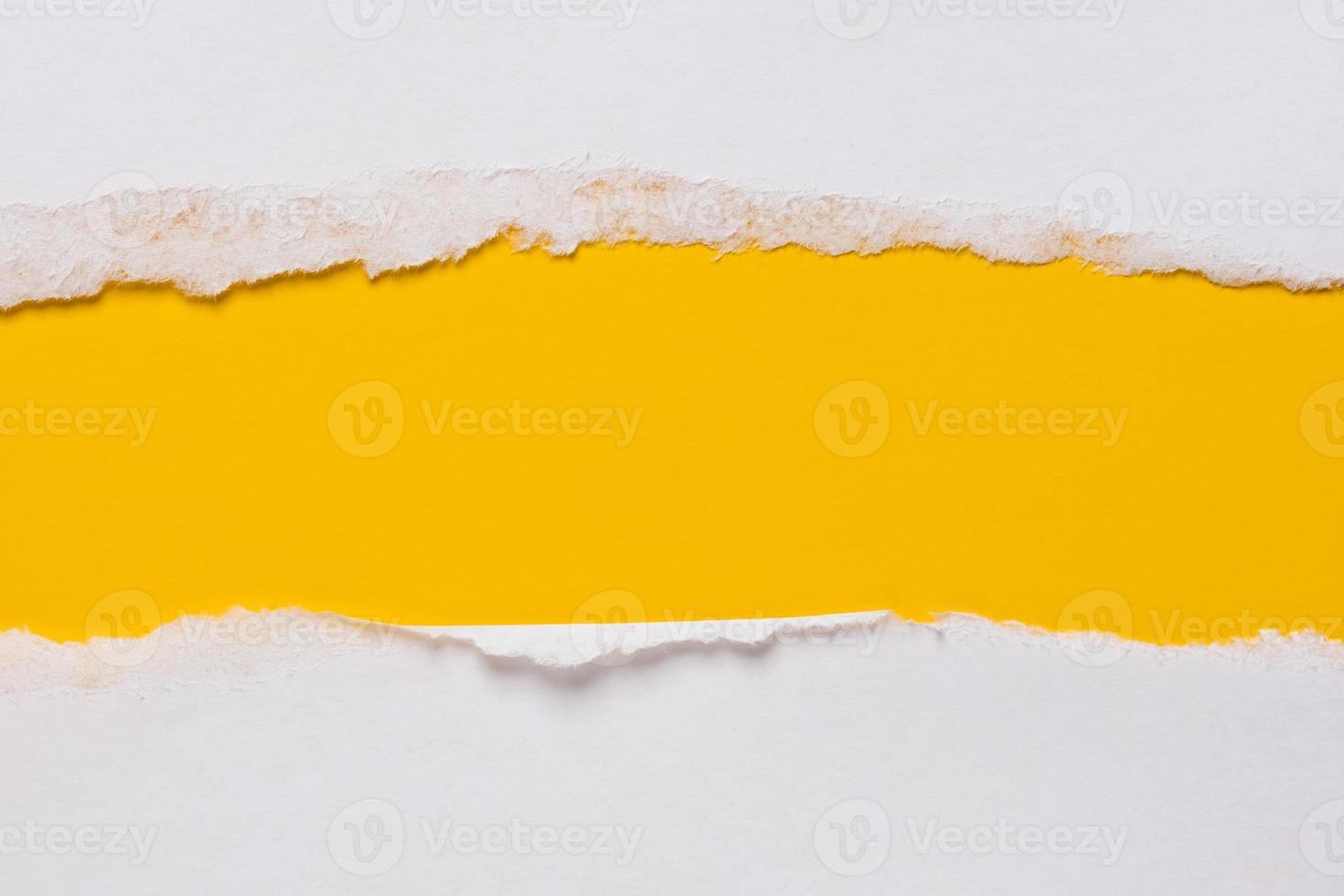 zerrissenes Blatt weißes Papier auf gelbem Hintergrund mit Platz für eine Inschrift. Platz kopieren. Ansicht von oben. foto