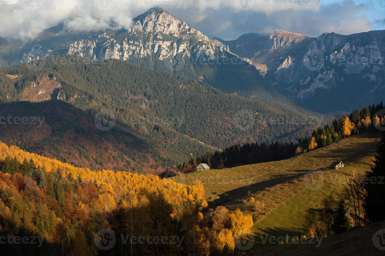 eine bezaubernde berglandschaft in den bucegi-bergen, karpaten, rumänien. Herbstnatur in Moeciu de Sus, Siebenbürgen foto