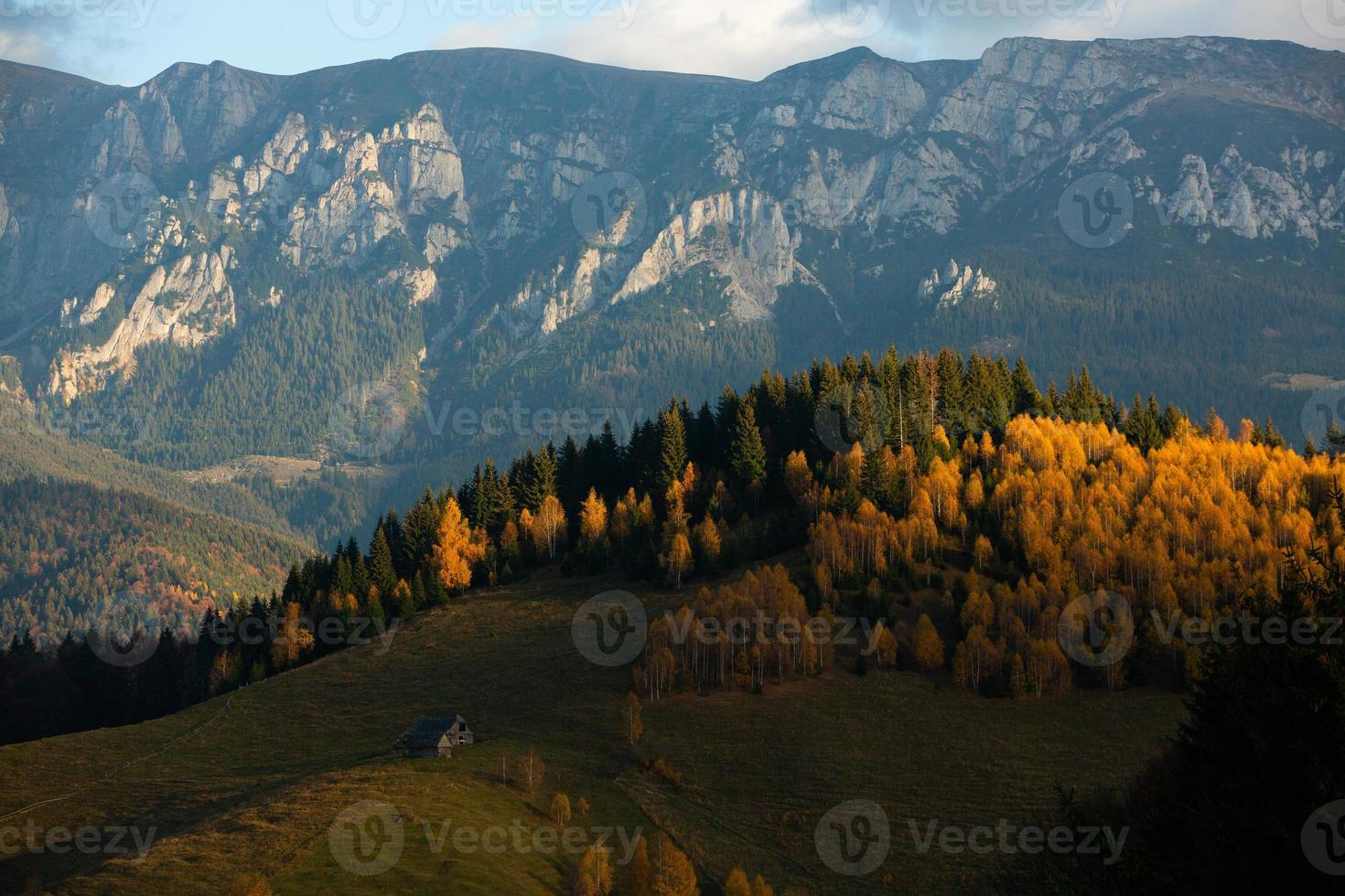 eine bezaubernde berglandschaft in den bucegi-bergen, karpaten, rumänien. Herbstnatur in Moeciu de Sus, Siebenbürgen foto