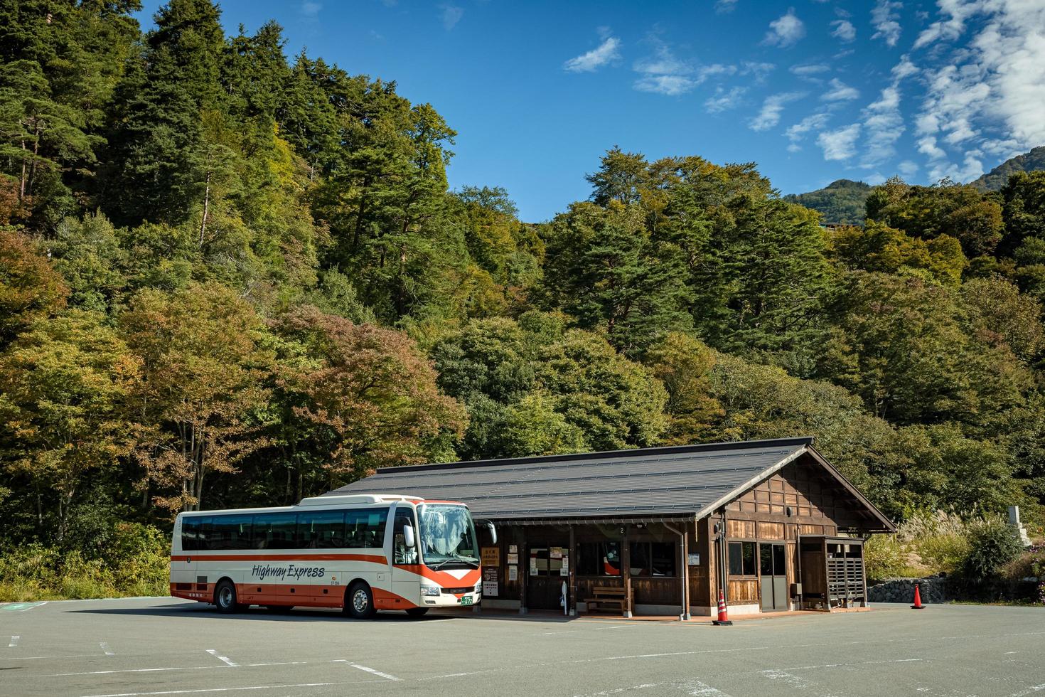 shirakawa, gifu, japan - oktober 2022 - shirakawago touristisches buszentrum während des herbstlaubs in der herbstsaison mit wenigen touristen nach einer koviden situation. foto