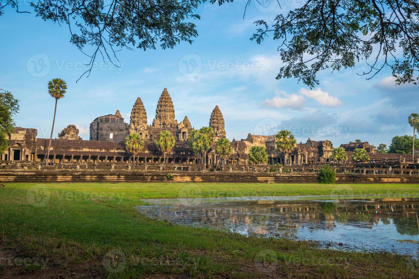 angkor wat ist eine tempelanlage in kambodscha und das größte religiöse denkmal der welt. befindet sich in der kambodschanischen provinz siem reap. foto
