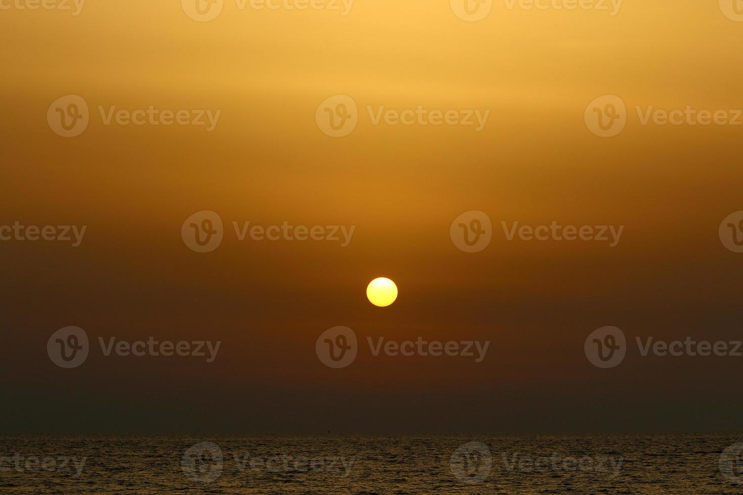 die sonne ist der heißeste stern in unserer galaxie, um den sich die erde dreht. foto