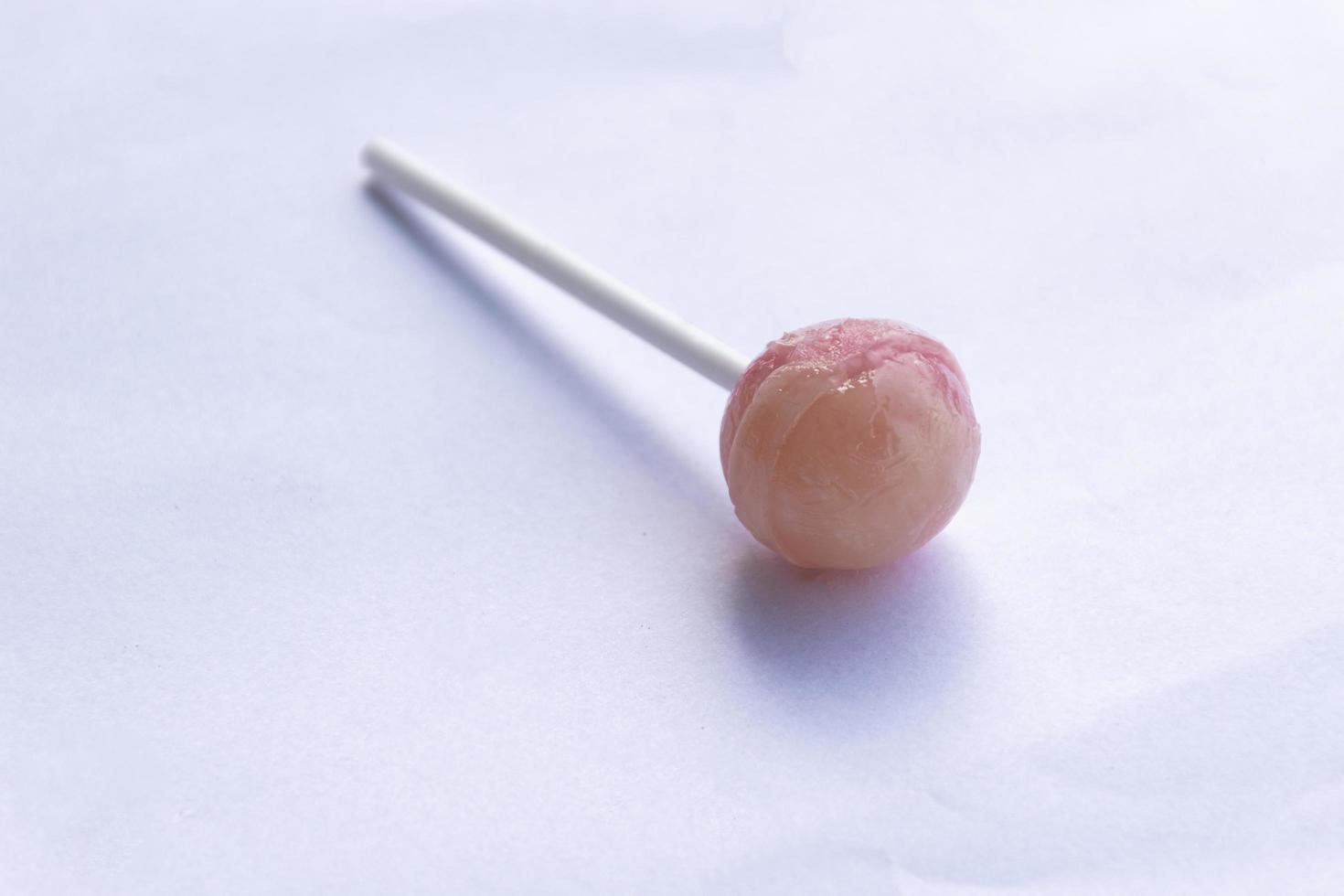 Lolipop gelb und rosa isoliert auf weißem Hintergrund foto