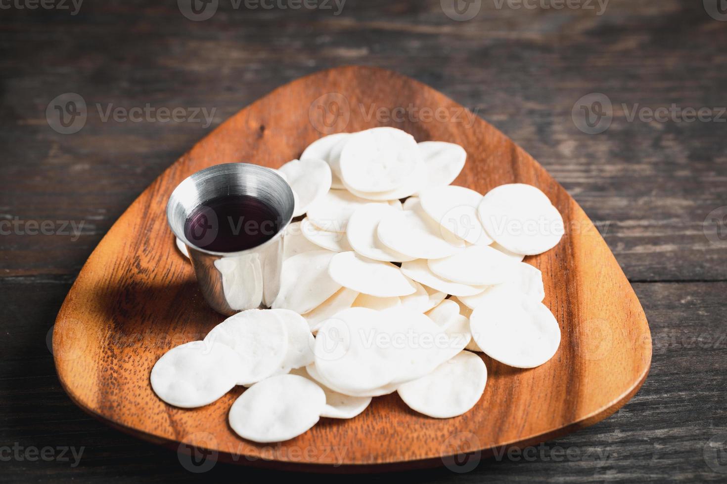 konzept der eucharistie oder der heiligen gemeinschaft des christentums. Eucharistie ist ein von Jesus eingesetztes Sakrament. beim letzten Abendmahl mit Jüngern. brot und wein sind leib und blut von jesus christus der christen. foto