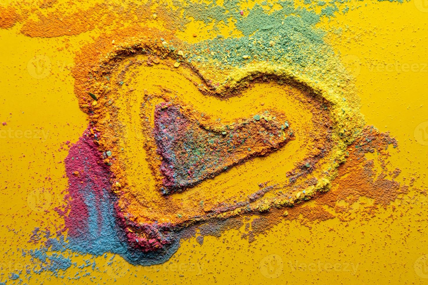Valentinstag. Herzsymbol der Liebe, aus mehrfarbigem hellem Pulver, auf gelbem Hintergrund. Platz kopieren. konzeptionell. Ansicht von oben. foto