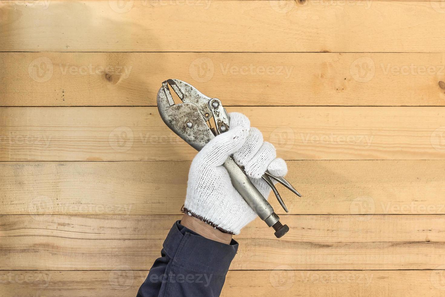 Hand im Handschuh mit verstellbarem Schraubenschlüssel foto